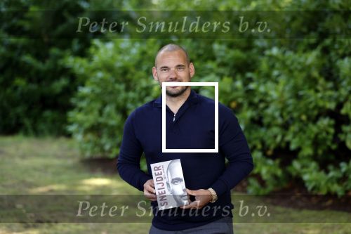 Doorn 27 juni 2020
Presentatie boek Wesley Sneijder . Het boek is geschreven door Kees Jansma en mark v Bommel ontving het eerste exemplaar.