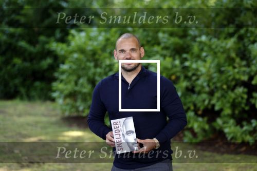 Doorn 27 juni 2020
Presentatie boek Wesley Sneijder . Het boek is geschreven door Kees Jansma en mark v Bommel ontving het eerste exemplaar.
