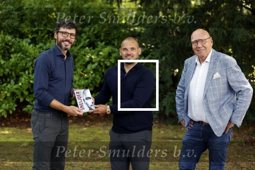 Doorn 27 juni 2020
Presentatie boek Wesley Sneijder . Het boek is geschreven door Kees Jansma en mark v Bommel ontving het eerste exemplaar.