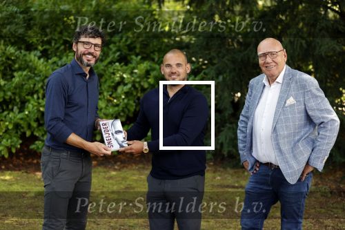 Doorn 27 juni 2020
Presentatie boek Wesley Sneijder . Het boek is geschreven door Kees Jansma en mark v Bommel ontving het eerste exemplaar.