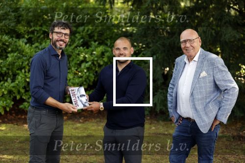 Doorn 27 juni 2020
Presentatie boek Wesley Sneijder . Het boek is geschreven door Kees Jansma en mark v Bommel ontving het eerste exemplaar.