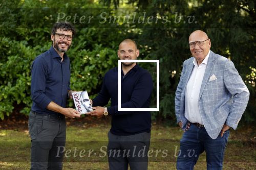 Doorn 27 juni 2020
Presentatie boek Wesley Sneijder . Het boek is geschreven door Kees Jansma en mark v Bommel ontving het eerste exemplaar.