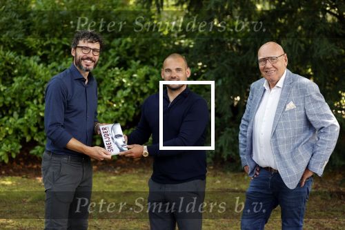 Doorn 27 juni 2020
Presentatie boek Wesley Sneijder . Het boek is geschreven door Kees Jansma en mark v Bommel ontving het eerste exemplaar.