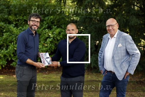 Doorn 27 juni 2020
Presentatie boek Wesley Sneijder . Het boek is geschreven door Kees Jansma en mark v Bommel ontving het eerste exemplaar.