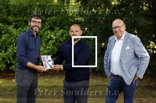 Doorn 27 juni 2020
Presentatie boek Wesley Sneijder . Het boek is geschreven door Kees Jansma en mark v Bommel ontving het eerste exemplaar.