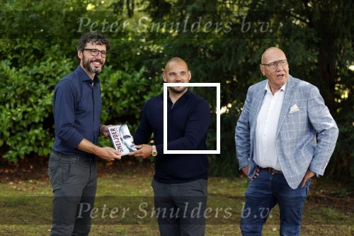Doorn 27 juni 2020
Presentatie boek Wesley Sneijder . Het boek is geschreven door Kees Jansma en mark v Bommel ontving het eerste exemplaar.