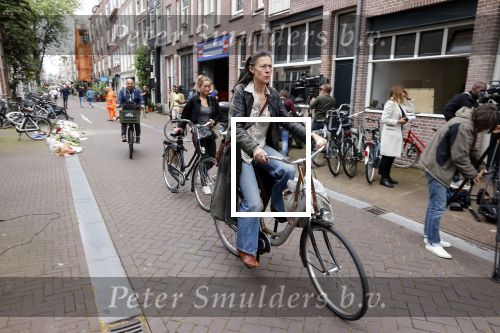 Amsterdam 7 en 10 juli 2021
Op de plek waar Peter R de Vries neergeschoten is leggen mensen bloemen neer. Adelheid Roosen