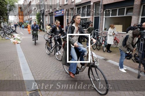 Amsterdam 7 en 10 juli 2021
Op de plek waar Peter R de Vries neergeschoten is leggen mensen bloemen neer. Adelheid Roosen