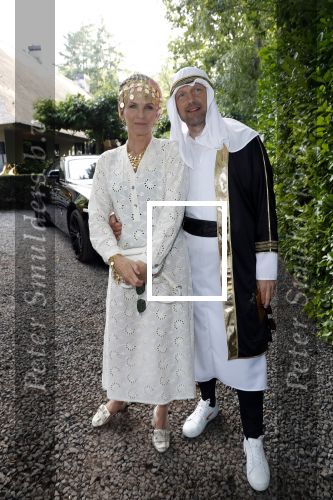 Blaricum 6 juli 2021
Gordon viert zijn verjaardag en dat hij zijn huis verkocht heeft. Ook gaat hij verhuizen naar Dubai. Anita Witzier met haar man