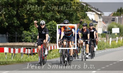 Zevenhuizen 4 juli 2021
Leontien v Moorsel Wendy v Dijk en Anouk Smulders gaan met 500 vrouwen de Amstel Gold race rijden . Vandaag was er een training . Ook Michael Zijlaard en zijn broer Ron reden mee.