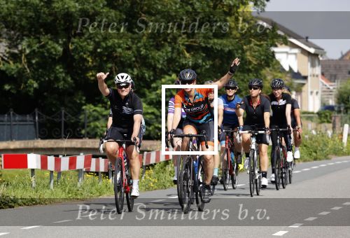 Zevenhuizen 4 juli 2021
Leontien v Moorsel Wendy v Dijk en Anouk Smulders gaan met 500 vrouwen de Amstel Gold race rijden . Vandaag was er een training . Ook Michael Zijlaard en zijn broer Ron reden mee.