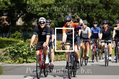 Zevenhuizen 4 juli 2021
Leontien v Moorsel Wendy v Dijk en Anouk Smulders gaan met 500 vrouwen de Amstel Gold race rijden . Vandaag was er een training . Ook Michael Zijlaard en zijn broer Ron reden mee.