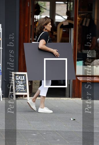Amsterdam 17 juni 2021
Astrid Joosten doet boodschappen op de Beethovenstraat