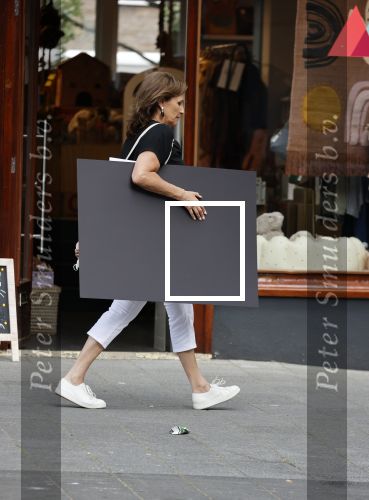Amsterdam 17 juni 2021
Astrid Joosten doet boodschappen op de Beethovenstraat