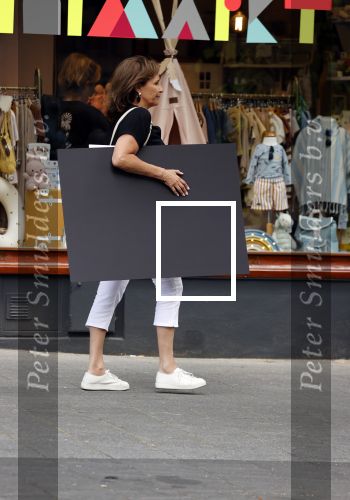 Amsterdam 17 juni 2021
Astrid Joosten doet boodschappen op de Beethovenstraat