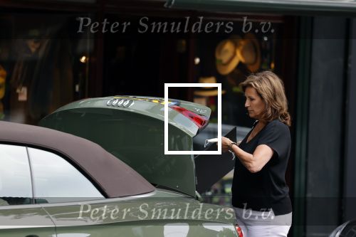 Amsterdam 17 juni 2021
Astrid Joosten doet boodschappen op de Beethovenstraat