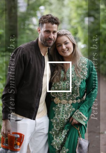 Blaricum 6 juli 2021
Gordon viert zijn verjaardag en dat hij zijn huis verkocht heeft. Ook gaat hij verhuizen naar Dubai. Auke Genemans met vriendin