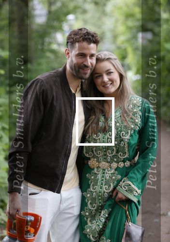 Blaricum 6 juli 2021
Gordon viert zijn verjaardag en dat hij zijn huis verkocht heeft. Ook gaat hij verhuizen naar Dubai. Auke Genemans met vriendin