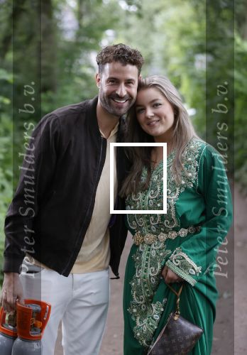 Blaricum 6 juli 2021
Gordon viert zijn verjaardag en dat hij zijn huis verkocht heeft. Ook gaat hij verhuizen naar Dubai. Auke Genemans met vriendin