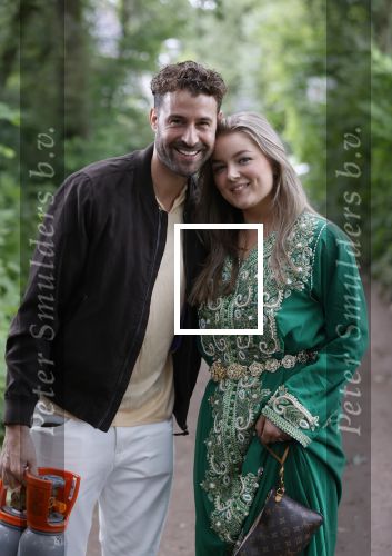 Blaricum 6 juli 2021
Gordon viert zijn verjaardag en dat hij zijn huis verkocht heeft. Ook gaat hij verhuizen naar Dubai. Auke Genemans met vriendin