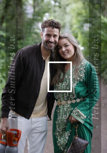 Blaricum 6 juli 2021
Gordon viert zijn verjaardag en dat hij zijn huis verkocht heeft. Ook gaat hij verhuizen naar Dubai. Auke Genemans met vriendin