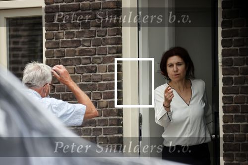 Enschede 22 juni 2021
Pieter Omtzigt wandelt elke dag een paar uur om tot rust te komen . De vrouw van Pieter neemt Ayfer Koc neemt bloemen in ontvangst