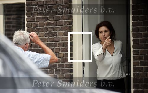 Enschede 22 juni 2021
Pieter Omtzigt wandelt elke dag een paar uur om tot rust te komen . De vrouw van Pieter neemt Ayfer Koc neemt bloemen in ontvangst