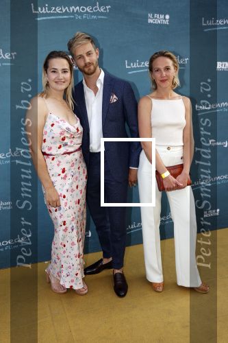 Amsterdam 16 juli 2021
Premiere de Luizenmoeder in Tuschinski. Barbara Sloesen met partner Max Houtman en ........
