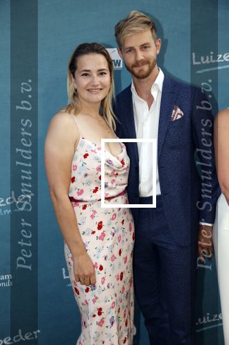 Amsterdam 16 juli 2021
Premiere de Luizenmoeder in Tuschinski. Barbara Sloesen met partner Max Houtman en ........