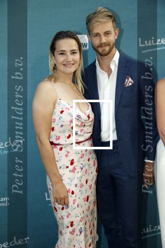 Amsterdam 16 juli 2021
Premiere de Luizenmoeder in Tuschinski. Barbara Sloesen met partner Max Houtman en ........
