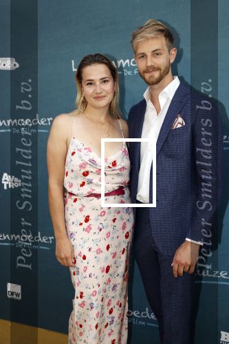 Amsterdam 16 juli 2021
Premiere de Luizenmoeder in Tuschinski. Barbara Sloesen met partner Max Houtman en ........
