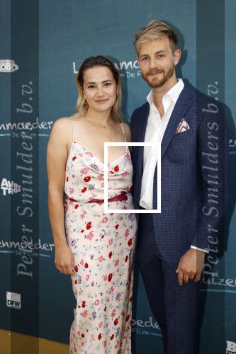 Amsterdam 16 juli 2021
Premiere de Luizenmoeder in Tuschinski. Barbara Sloesen met partner Max Houtman en ........