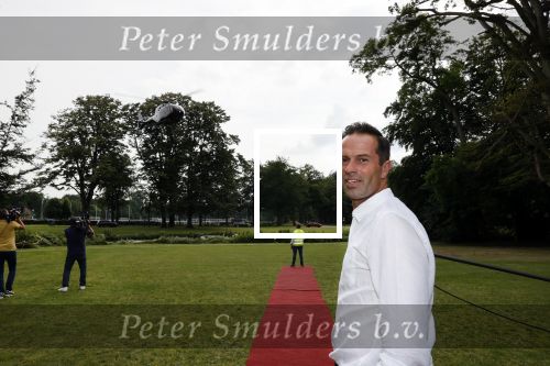 Zeist 8 juli 2021
Bas Nijhuis vraagt zijn vriendin Chantal ten huwelijk. Chantal kwam met een helicopter naar slot Zeist gevlogen. Wolter Kroes zong ze toe.