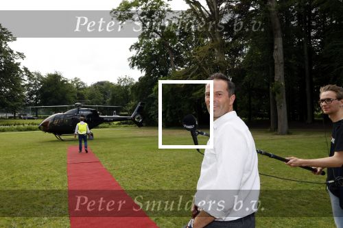 Zeist 8 juli 2021
Bas Nijhuis vraagt zijn vriendin Chantal ten huwelijk. Chantal kwam met een helicopter naar slot Zeist gevlogen. Wolter Kroes zong ze toe.