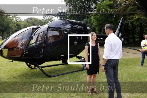Zeist 8 juli 2021
Bas Nijhuis vraagt zijn vriendin Chantal ten huwelijk. Chantal kwam met een helicopter naar slot Zeist gevlogen. Wolter Kroes zong ze toe.