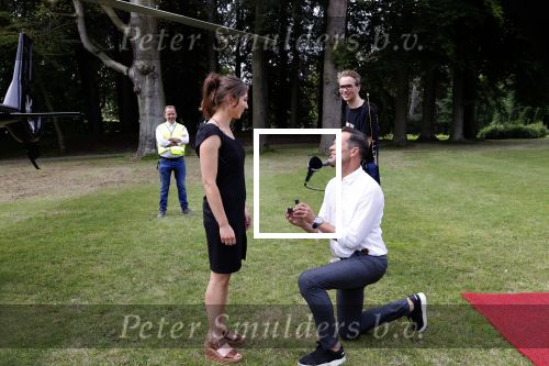 Zeist 8 juli 2021
Bas Nijhuis vraagt zijn vriendin Chantal ten huwelijk. Chantal kwam met een helicopter naar slot Zeist gevlogen. Wolter Kroes zong ze toe.