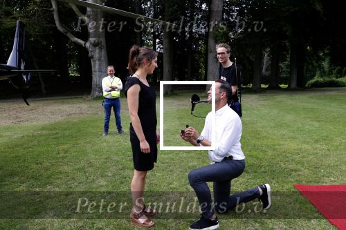Zeist 8 juli 2021
Bas Nijhuis vraagt zijn vriendin Chantal ten huwelijk. Chantal kwam met een helicopter naar slot Zeist gevlogen. Wolter Kroes zong ze toe.