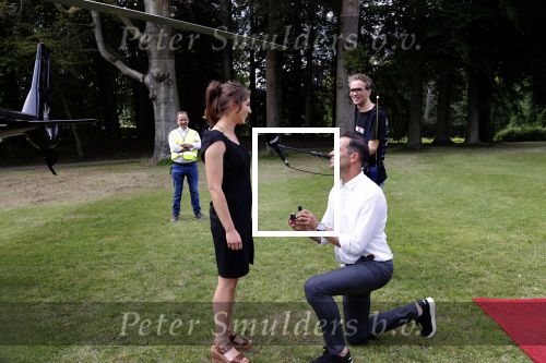 Zeist 8 juli 2021
Bas Nijhuis vraagt zijn vriendin Chantal ten huwelijk. Chantal kwam met een helicopter naar slot Zeist gevlogen. Wolter Kroes zong ze toe.
