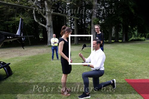 Zeist 8 juli 2021
Bas Nijhuis vraagt zijn vriendin Chantal ten huwelijk. Chantal kwam met een helicopter naar slot Zeist gevlogen. Wolter Kroes zong ze toe.