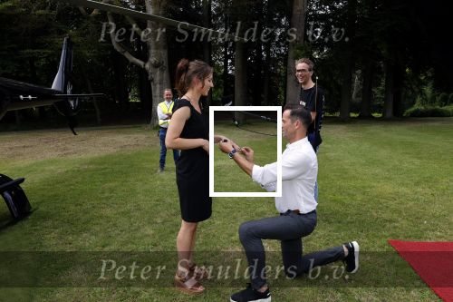Zeist 8 juli 2021
Bas Nijhuis vraagt zijn vriendin Chantal ten huwelijk. Chantal kwam met een helicopter naar slot Zeist gevlogen. Wolter Kroes zong ze toe.