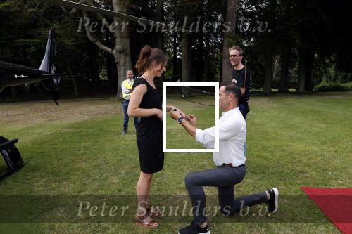 Zeist 8 juli 2021
Bas Nijhuis vraagt zijn vriendin Chantal ten huwelijk. Chantal kwam met een helicopter naar slot Zeist gevlogen. Wolter Kroes zong ze toe.