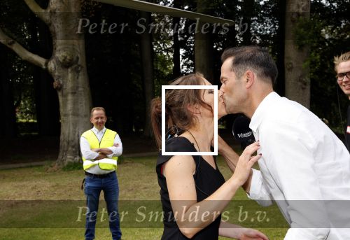 Zeist 8 juli 2021
Bas Nijhuis vraagt zijn vriendin Chantal ten huwelijk. Chantal kwam met een helicopter naar slot Zeist gevlogen. Wolter Kroes zong ze toe.