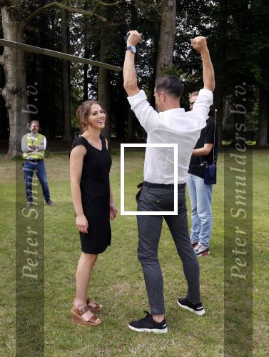 Zeist 8 juli 2021
Bas Nijhuis vraagt zijn vriendin Chantal ten huwelijk. Chantal kwam met een helicopter naar slot Zeist gevlogen. Wolter Kroes zong ze toe.