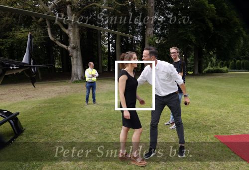 Zeist 8 juli 2021
Bas Nijhuis vraagt zijn vriendin Chantal ten huwelijk. Chantal kwam met een helicopter naar slot Zeist gevlogen. Wolter Kroes zong ze toe.