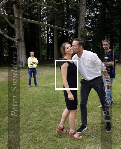 Zeist 8 juli 2021
Bas Nijhuis vraagt zijn vriendin Chantal ten huwelijk. Chantal kwam met een helicopter naar slot Zeist gevlogen. Wolter Kroes zong ze toe.