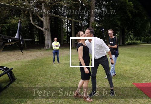 Zeist 8 juli 2021
Bas Nijhuis vraagt zijn vriendin Chantal ten huwelijk. Chantal kwam met een helicopter naar slot Zeist gevlogen. Wolter Kroes zong ze toe.