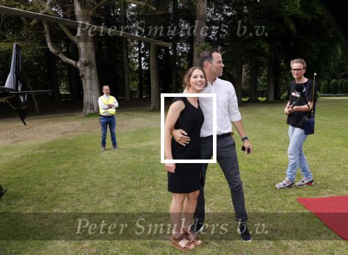Zeist 8 juli 2021
Bas Nijhuis vraagt zijn vriendin Chantal ten huwelijk. Chantal kwam met een helicopter naar slot Zeist gevlogen. Wolter Kroes zong ze toe.