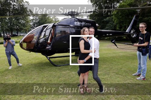 Zeist 8 juli 2021
Bas Nijhuis vraagt zijn vriendin Chantal ten huwelijk. Chantal kwam met een helicopter naar slot Zeist gevlogen. Wolter Kroes zong ze toe.