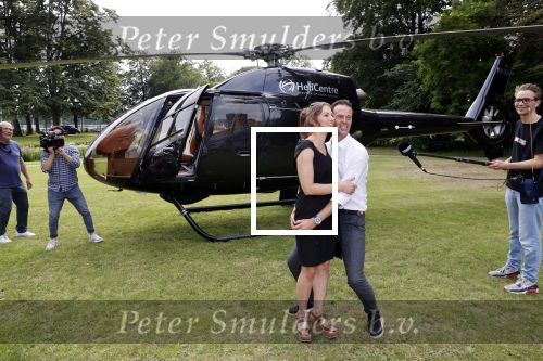 Zeist 8 juli 2021
Bas Nijhuis vraagt zijn vriendin Chantal ten huwelijk. Chantal kwam met een helicopter naar slot Zeist gevlogen. Wolter Kroes zong ze toe.