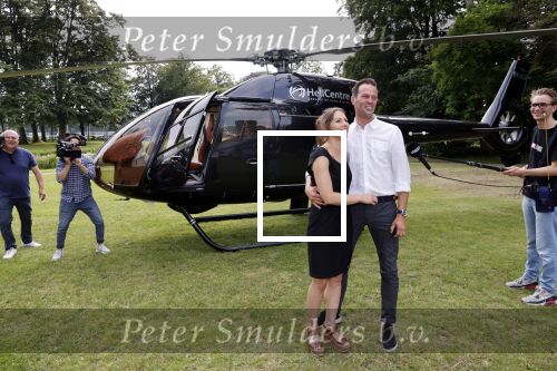 Zeist 8 juli 2021
Bas Nijhuis vraagt zijn vriendin Chantal ten huwelijk. Chantal kwam met een helicopter naar slot Zeist gevlogen. Wolter Kroes zong ze toe.